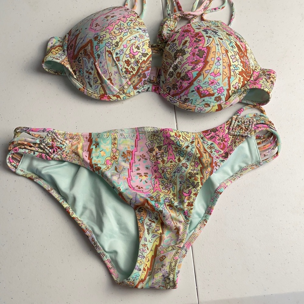 Victoria’s Secret bikini